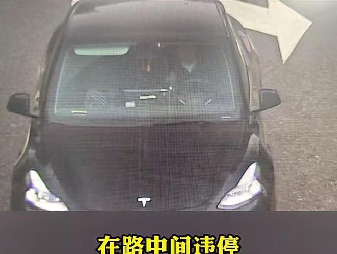 “这种人必须得治！”湖北武汉，一女子完全无视后面排着长龙的车辆，竟将其驾驶的特斯