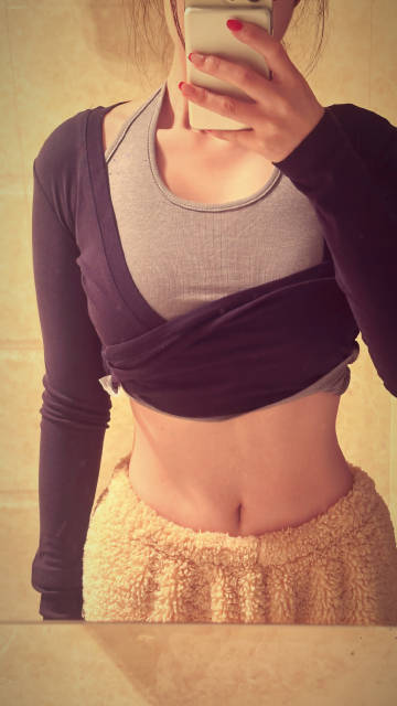 小姐姐已经胖到没有腰线了