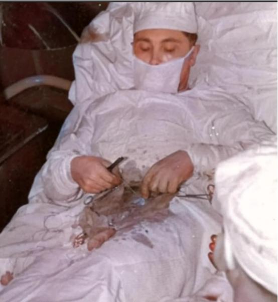 1961年，27岁的苏联医生在南极考察站里，独自给自己注射麻醉剂，随后亲手割开了