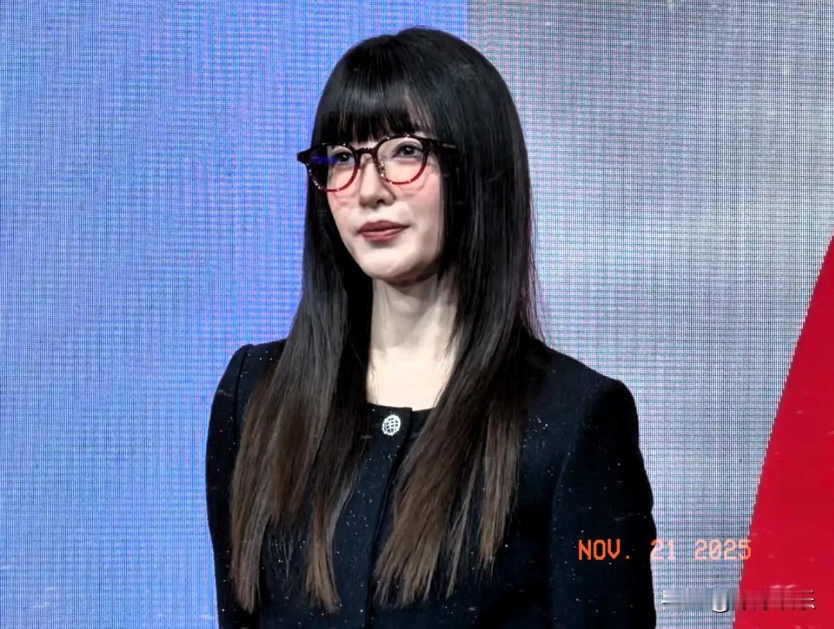 刷到江疏影最新活动照，真的有点不敢认！39岁的她本来是圈内公认的气质美女，可这次