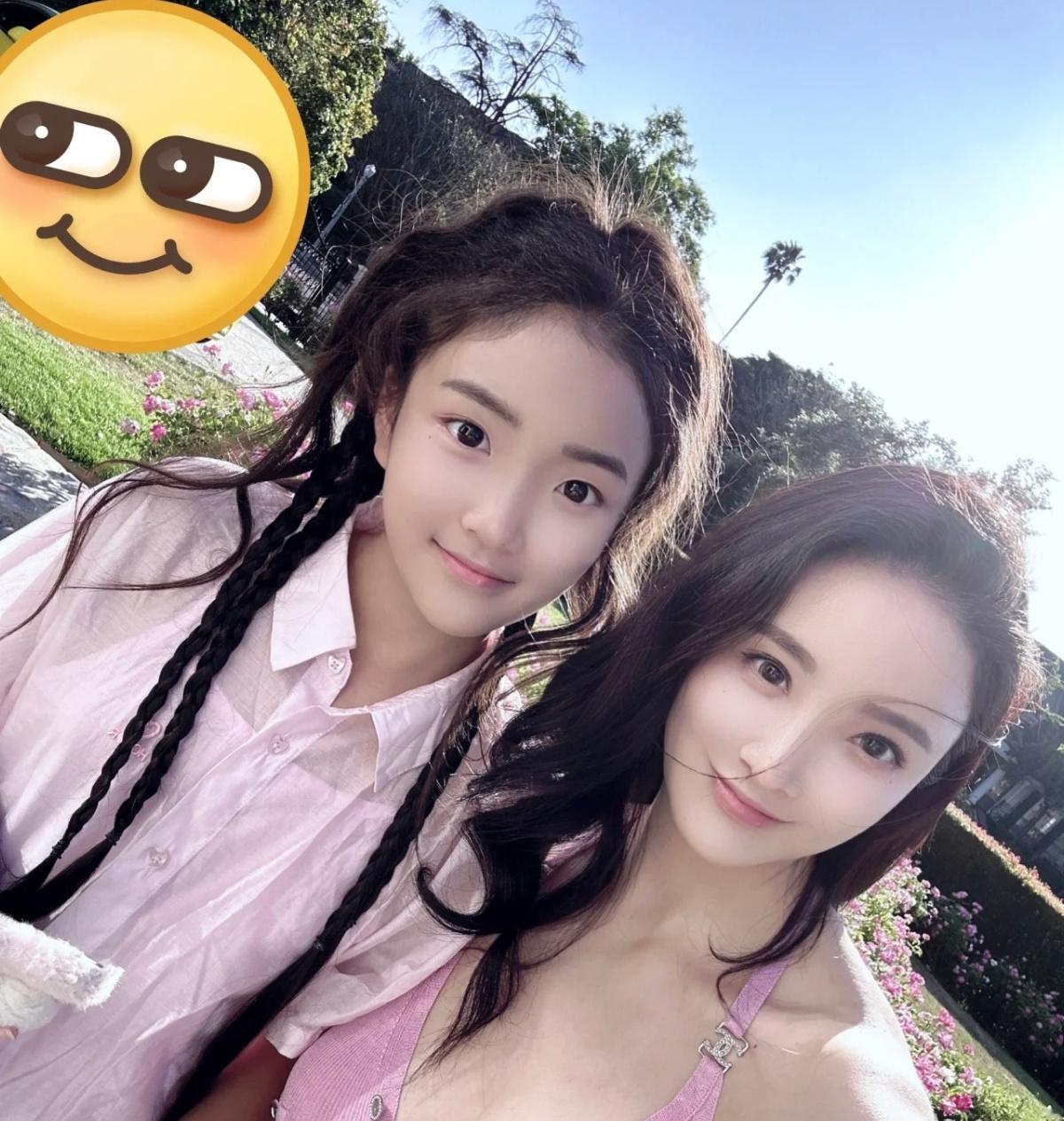 刘雨欣和女儿，母女俩好像！都很漂亮！ ​​​
