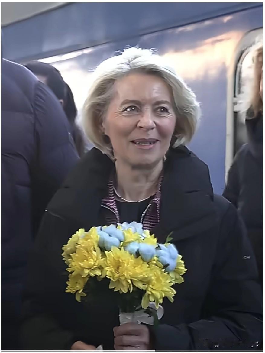 俄乌冲突四周年，欧盟委员会主席乌尔苏拉·冯德莱恩抵达基辅。

原准备带的礼物，都