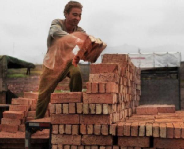 1971年，成都公安局接到举报，说有个叫周春银的搬砖工自称是神枪手，且现场拿出真