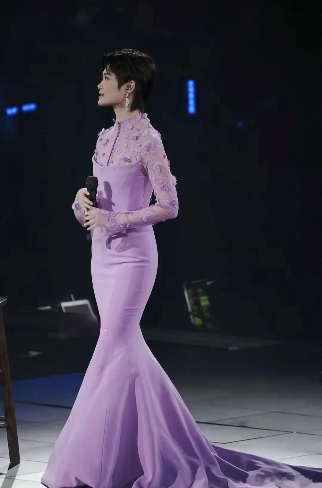 活久见啊，李宇春居然穿裙子了， 