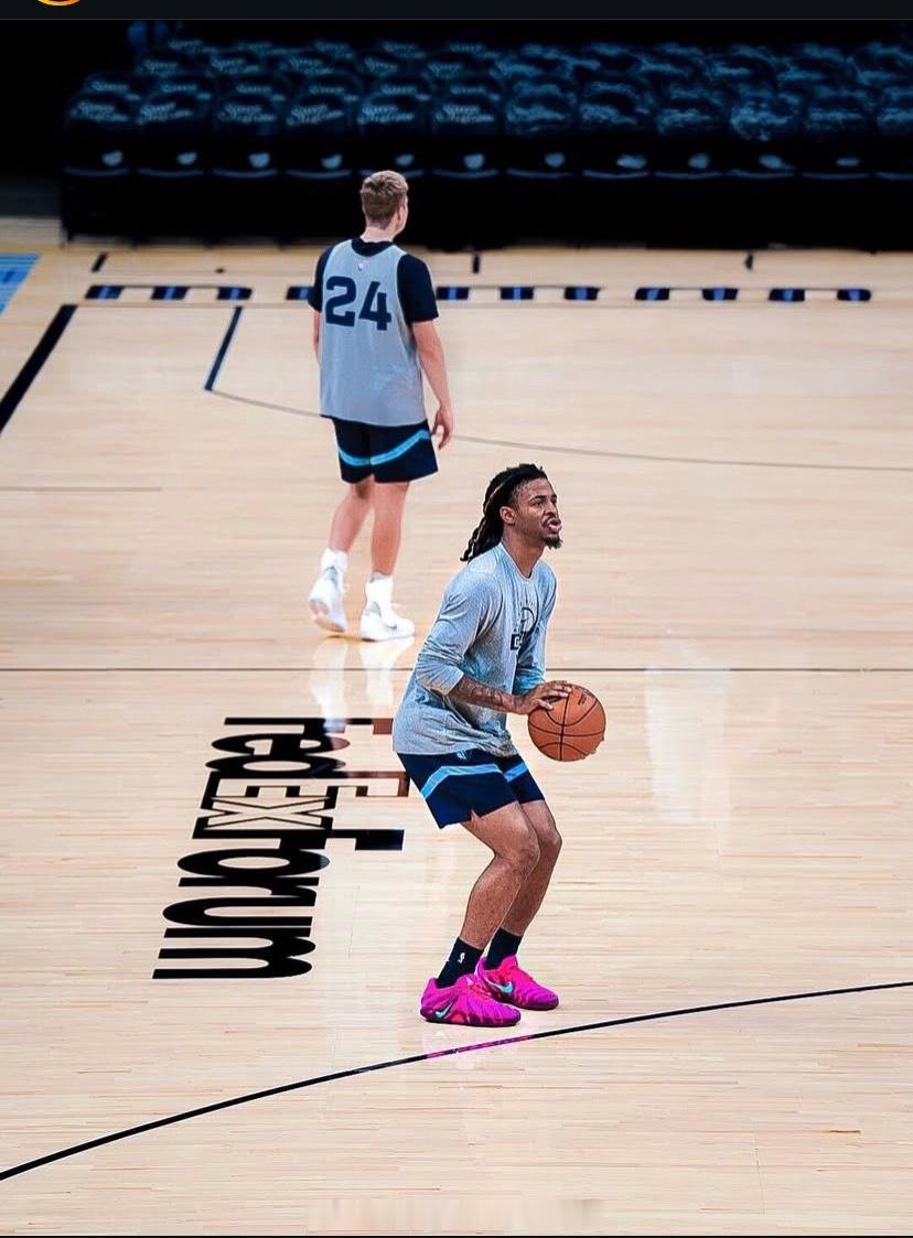 今日对阵火箭，莫兰特赛前热身看起来状态还不错，希望能走出阴霾！[加油][加油]莫