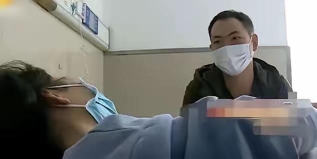 湖南长沙，一个30岁的木工跟前妻离婚1年了，工地上闲聊时，工友一句话砸进他耳朵里