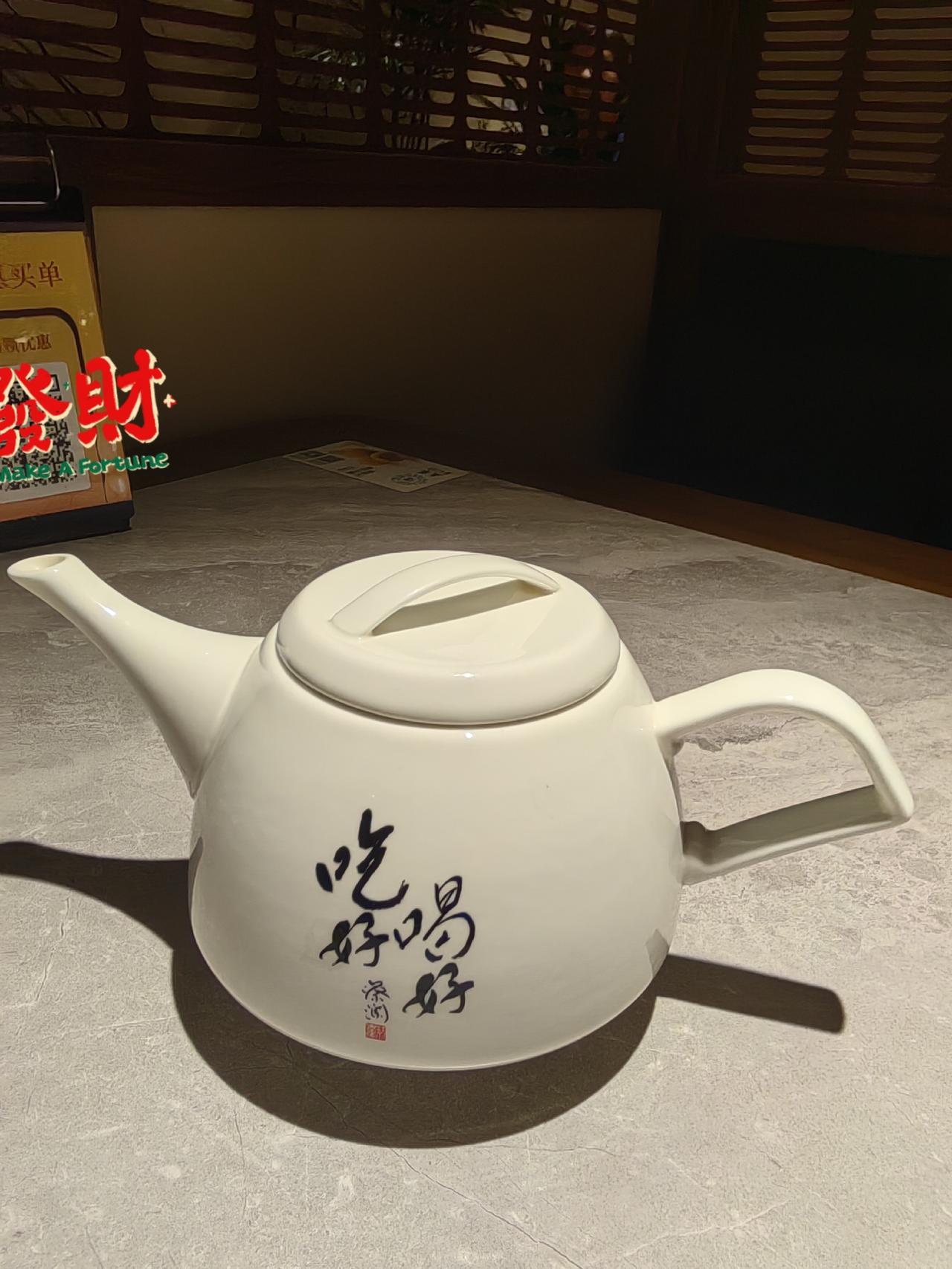 别纠结过往，别焦虑前路。
 
过去无法改变，未来还未抵达，不必纠结过去，也别焦虑