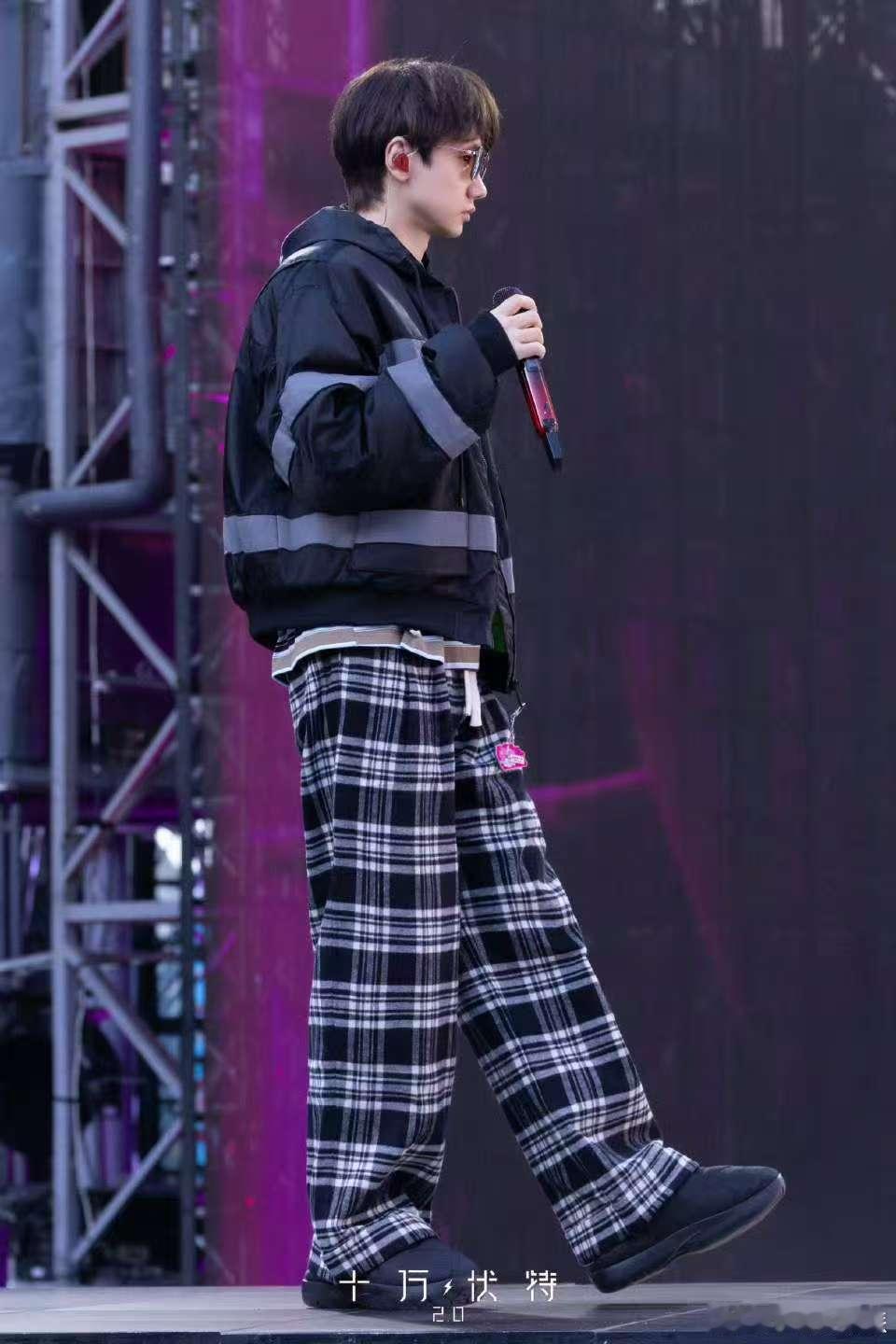 汪苏泷抛话筒汪苏泷杭州演唱会谁被汪苏泷彩排抛话筒的画面戳中了？墨镜一戴自带松弛感