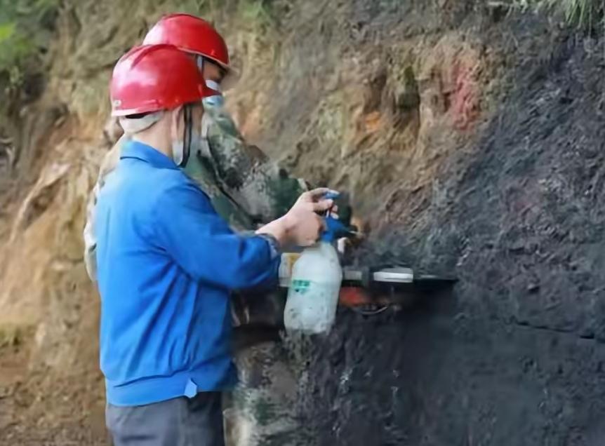 惊掉下巴了！1200吨国家管制石墨居然被偷偷弄到美国，这胆儿真是肥得能捅破天！刚