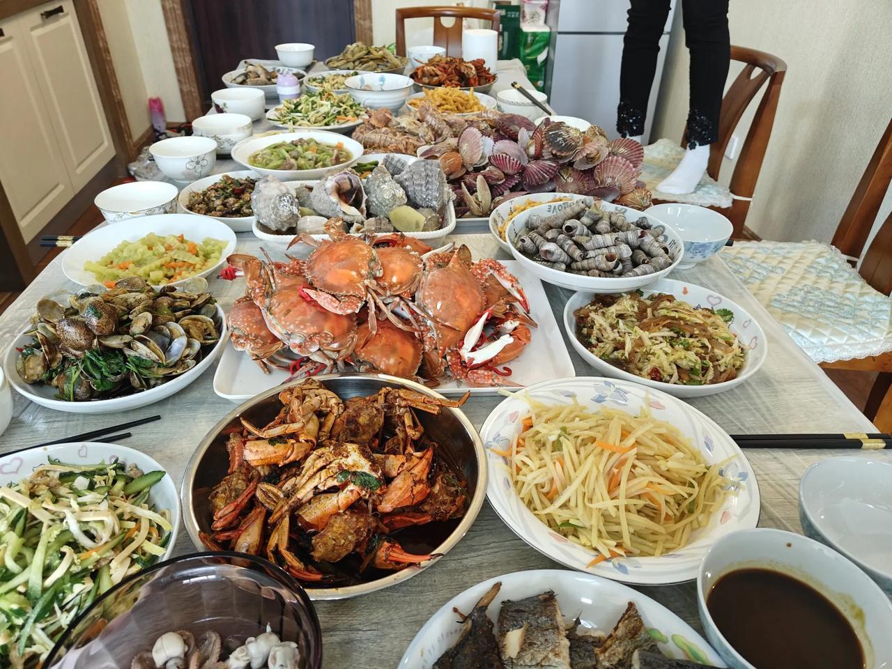 我们昨天下午的饭食，在连续吃了四天酒之后，菜品规格到了登峰造极的地步。我昨天下午