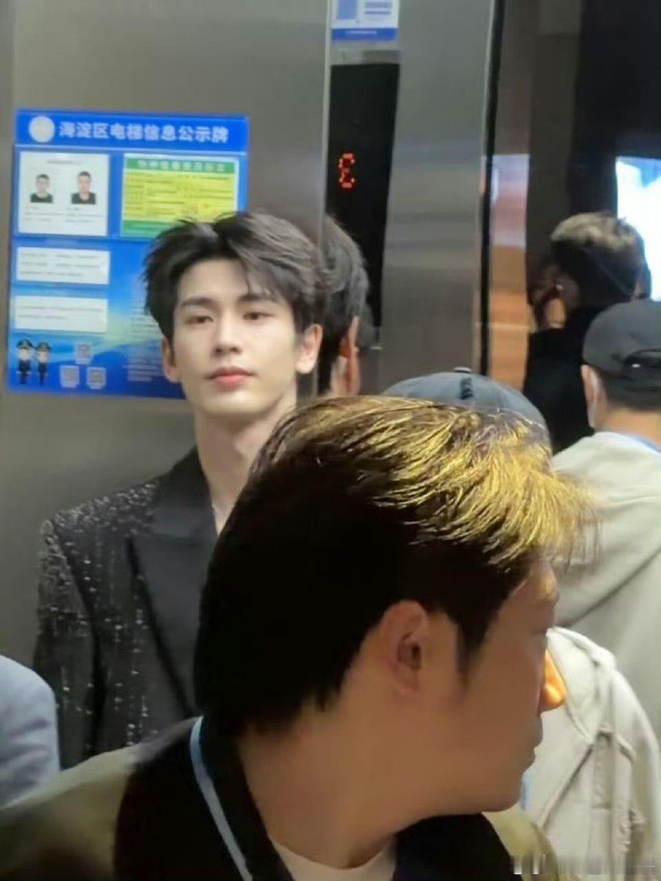 张凌赫昨晚活动全方位各个角度展示凌赫的帅🤲🤲宙草来着…🥵 ​​​