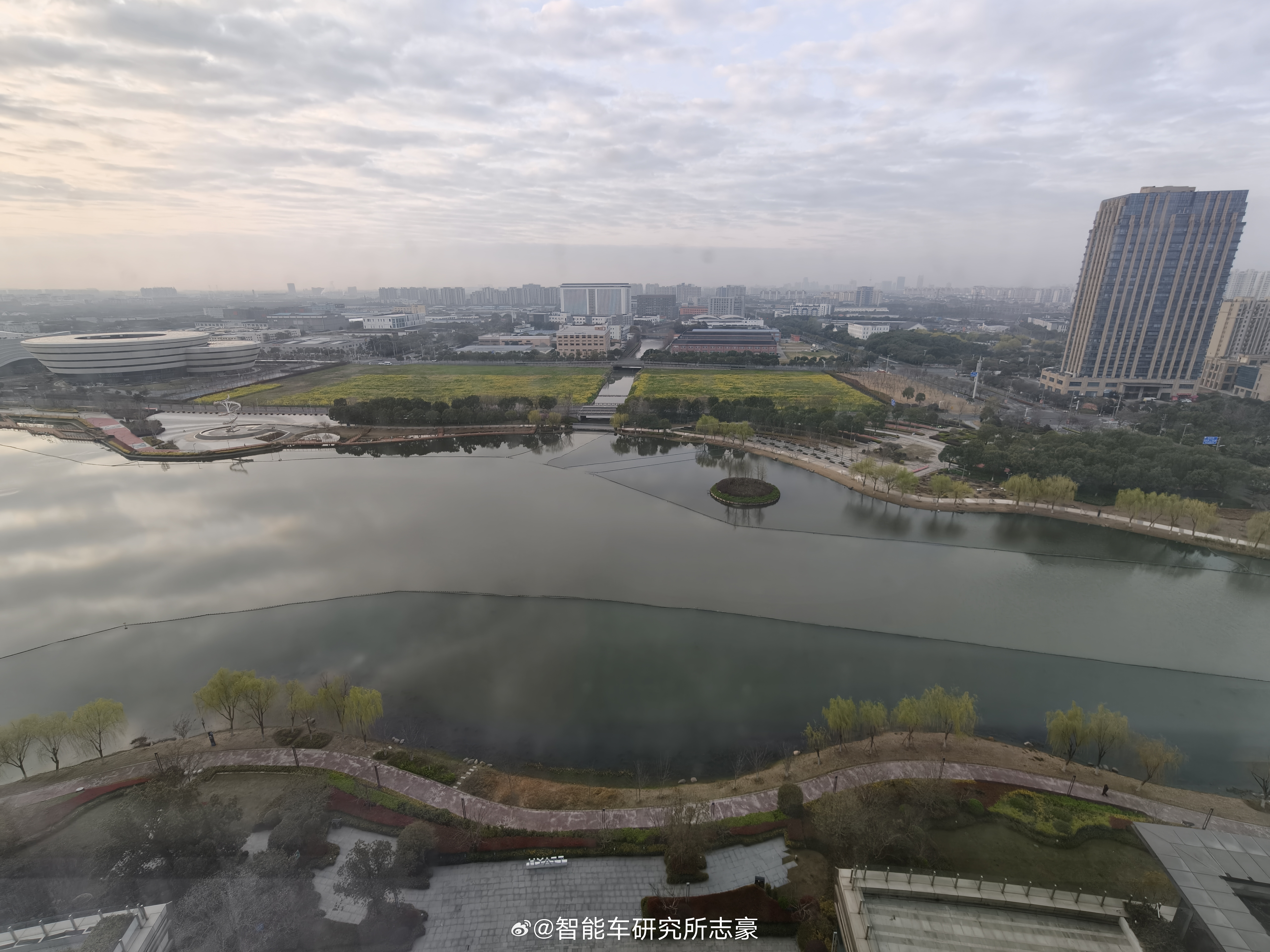 早起继续沪飘昨天到的太晚，都不知道楼下有这么大的公园 