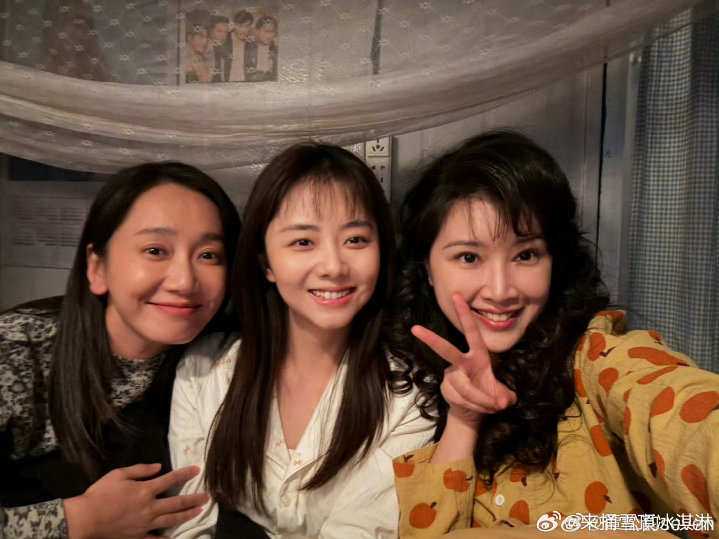 谭松韵董晴奚望饭撒撒的是钱 谭松韵董晴奚望撒钱超开心，这波财运必须稳稳接住，沾沾