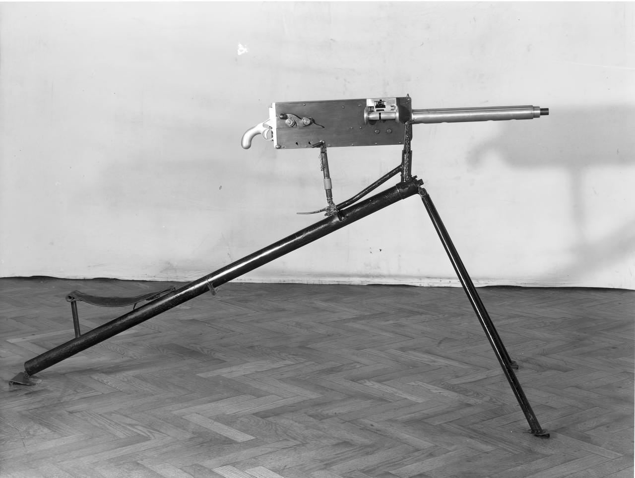 [呲牙] 比较少见的早期马克沁机枪的照片（图1~2）。大家可以看到，早期马克沁机
