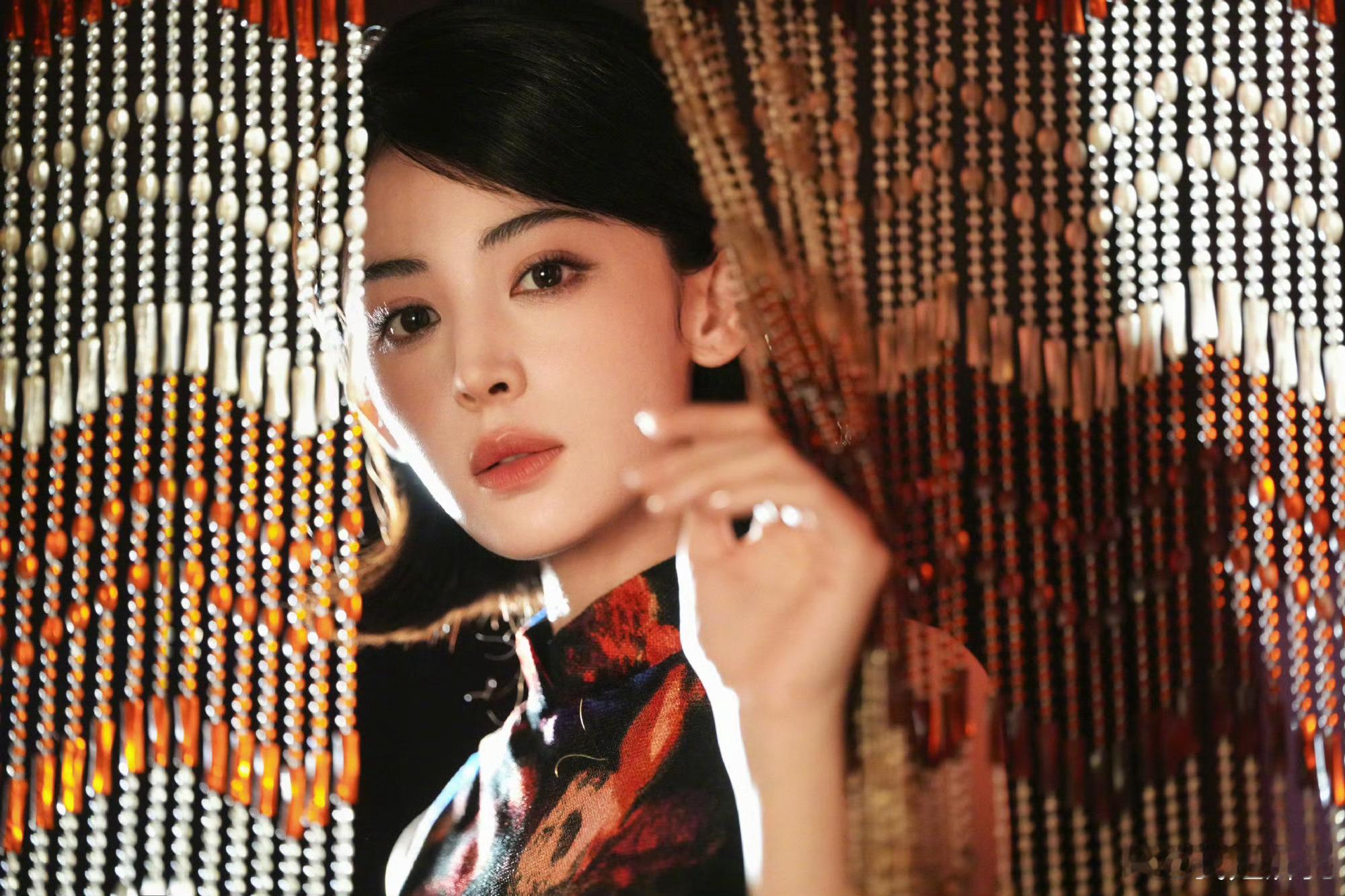天哦！娜扎也好瘦啊！还以为娜扎穿了个鞋套走机场 ​​​