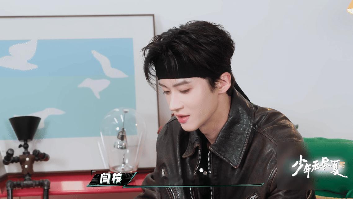 闫桉说要把眼泪藏起来少年无尽夏 他说习惯把眼泪藏进心里的时候我眼眶热了一下，明明