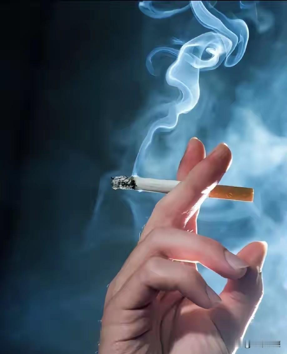 青海，男子乘坐普速的绿皮火车时，座位刚好紧挨着车厢连接处，正好紧挨着列车划定的吸
