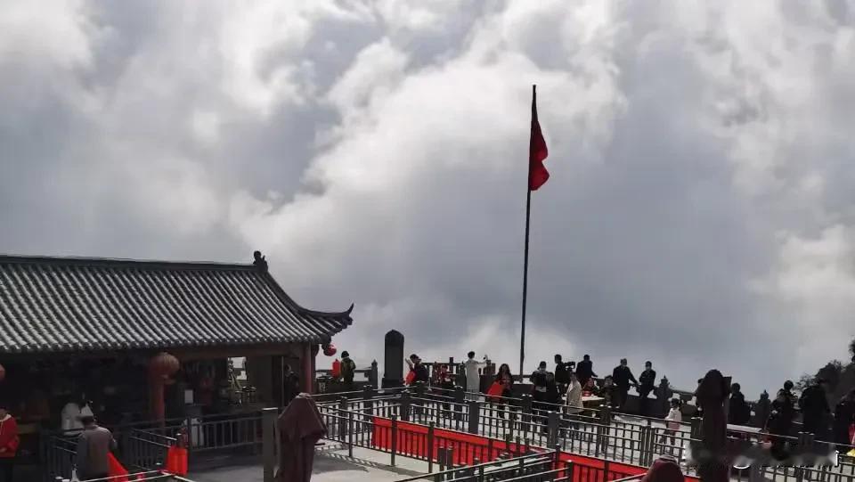 上联:红旗漫漫迎国庆
下联:礼炮隆隆奏乐章
           (你对下联)