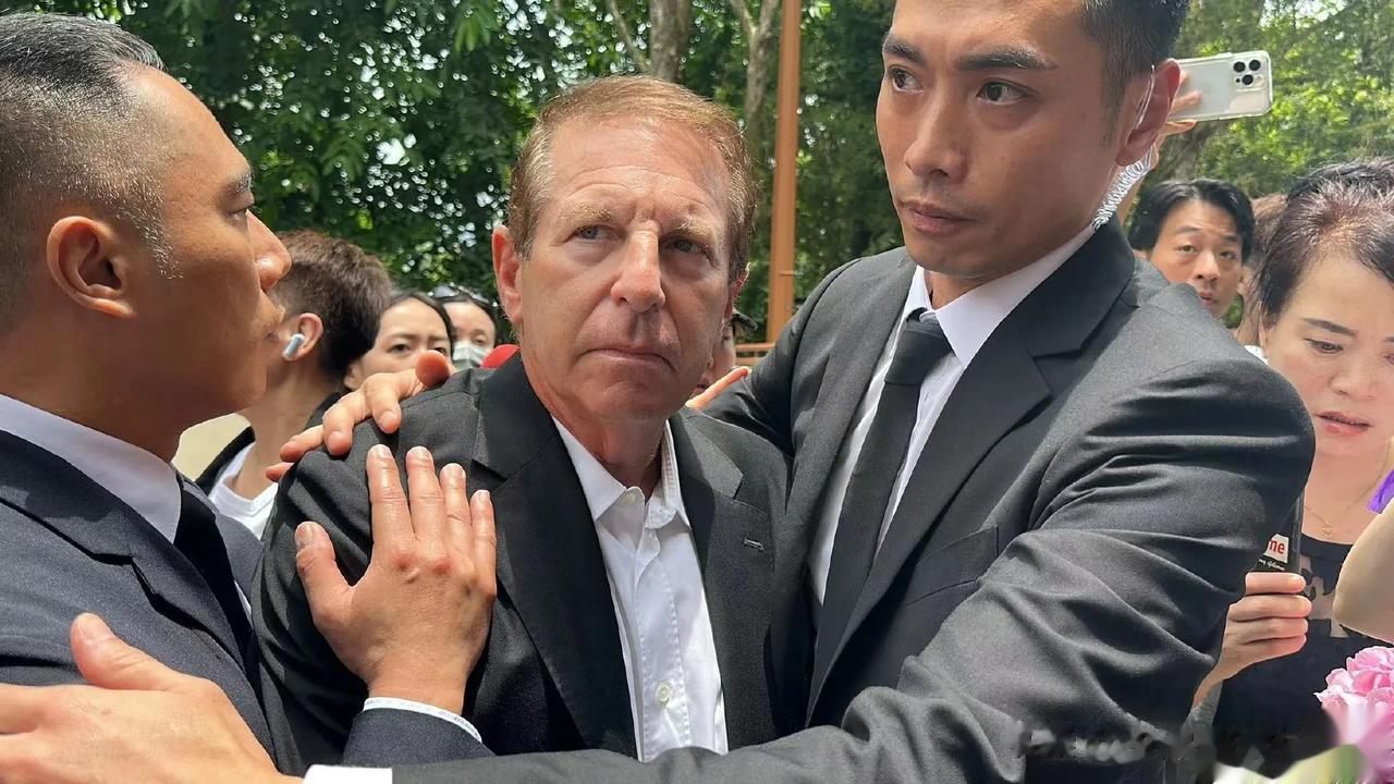 李玟老公布鲁斯在火葬场被堵，差点被揍。

李玟老公布鲁斯太气人了，李玟嫁给他真的