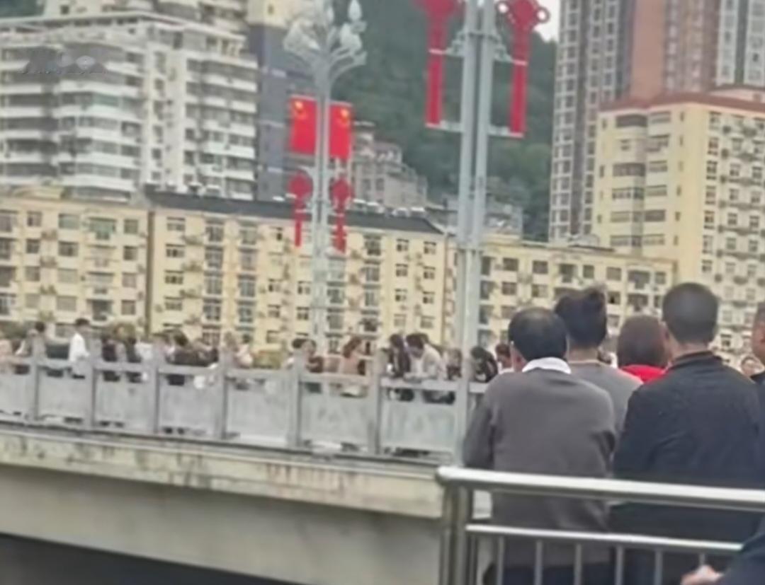 3日，陕西旬阳一新郎婚礼前跳河，酒店称确有一场婚礼临时取消，当地回应：正在全力搜