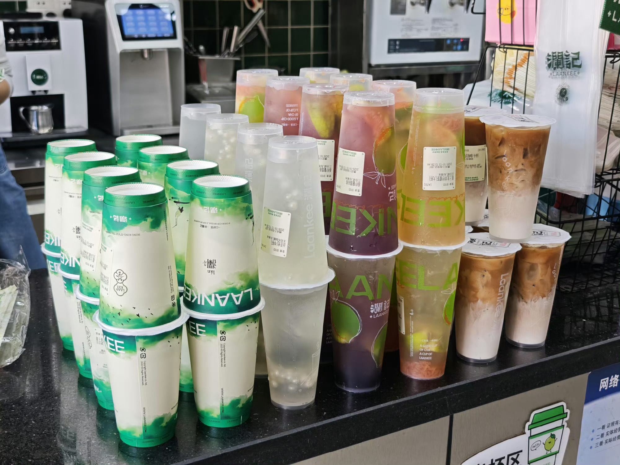 王星越请春日宴剧组喝奶茶王星越进组暖心请客！安排大批奶茶犒劳《春日宴》全体工作人