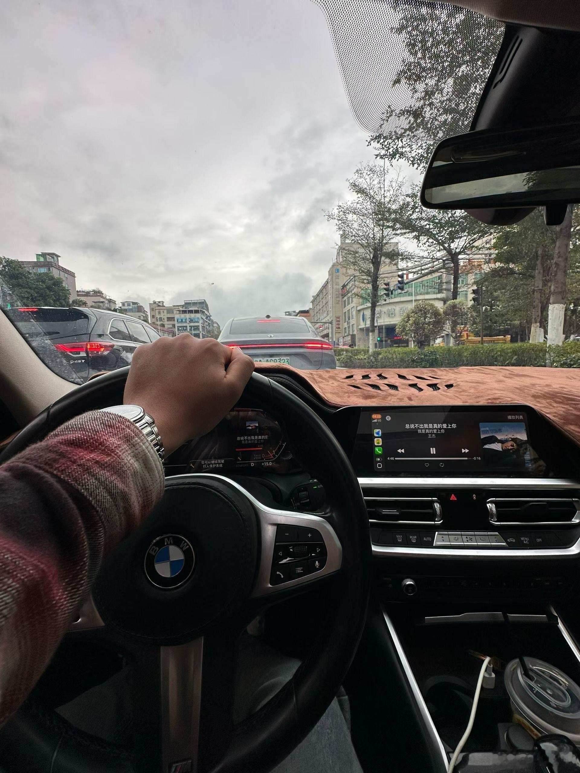 老韩先出去一趟处理点事情，很快回来，盘中已挂好单等进场，场外的粉丝朋友也按提前布