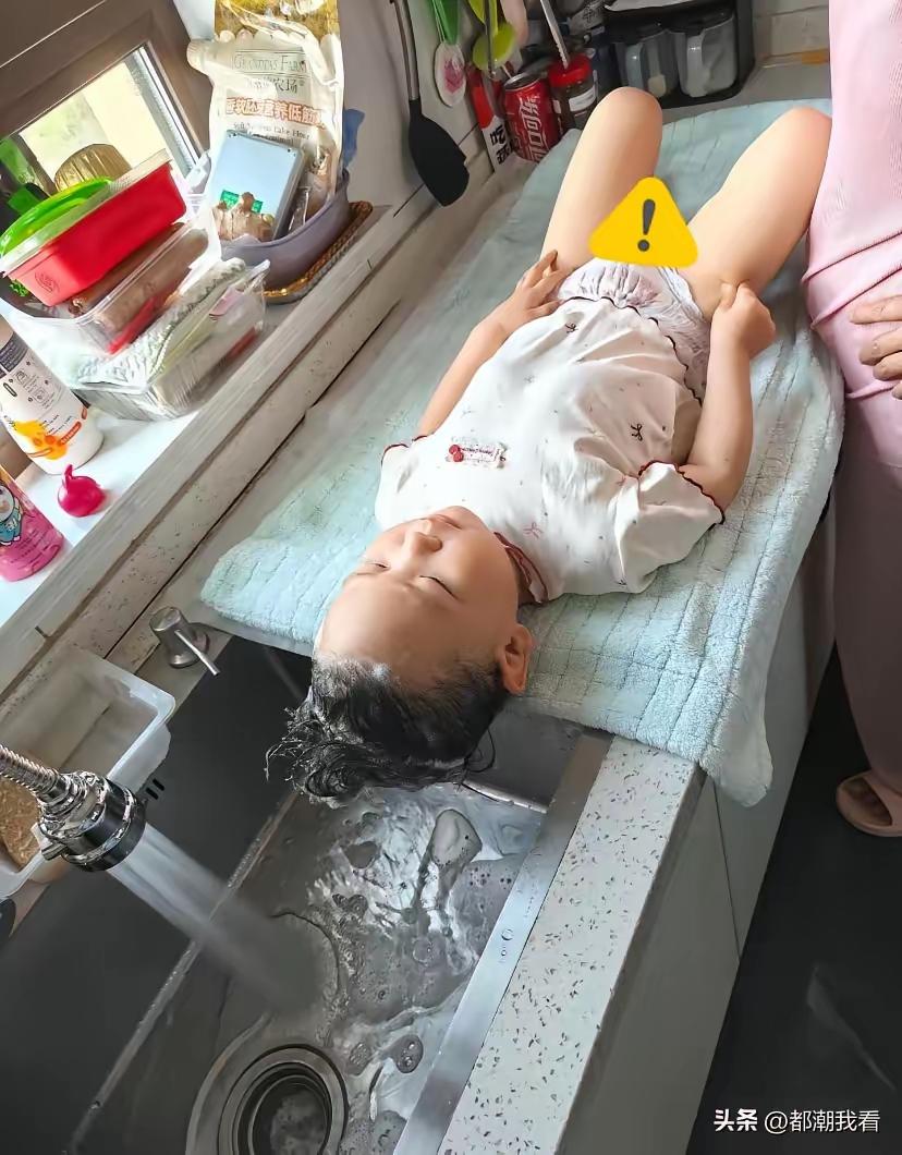 我着实佩服孩子奶奶，竟能想出这样的点子！今天下班回家，瞧见孩子奶奶在厨房给我家二