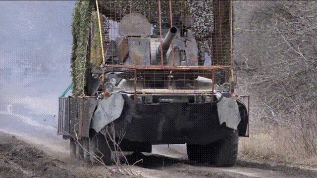 俄军“诺纳”120mm自行迫击炮实战画面，炮塔内部清晰展现。
该炮‌射程‌：
普