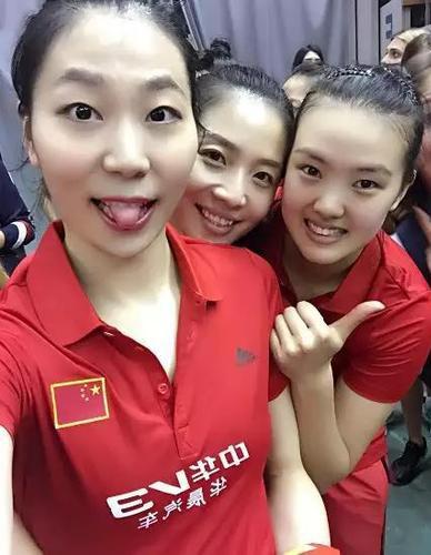 女排三姝同框：我认出了眉眼如画、皓齿青蛾的魏秋月与月眉星眼、桃腮檀口的张常宁，那