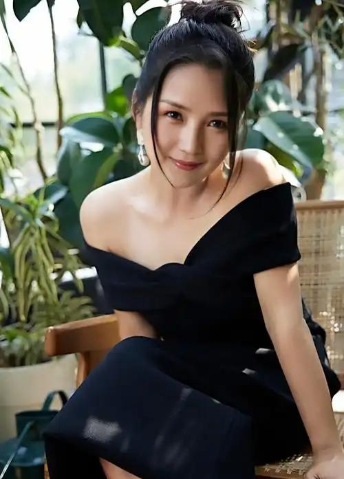 在娱乐圈中，何洁和苏醒这对好友的互动总是充满趣味。近日，何洁透露自己一句话就能让