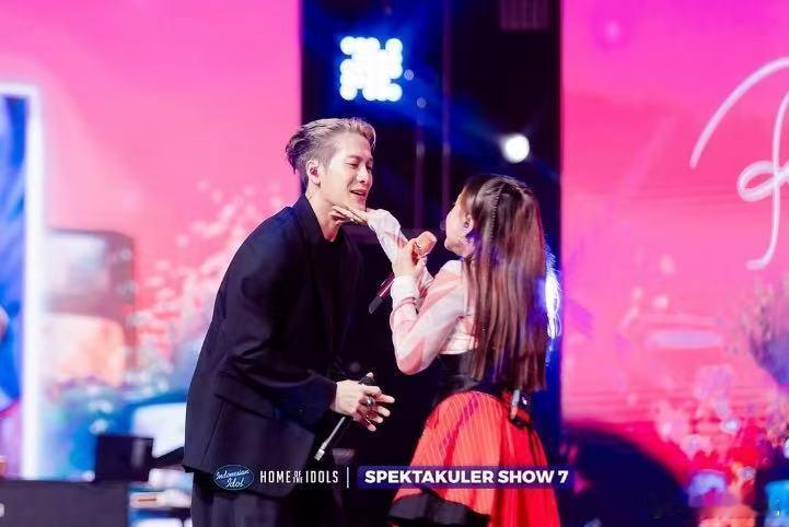 王嘉尔在印尼偶像玩疯了  没想到竟然还能够有机会看到王嘉尔和印尼女歌手 Ross