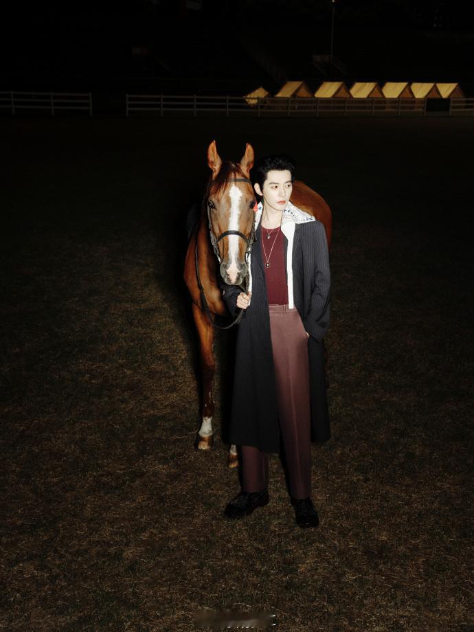 邓为尖叫之夜帅得很尖叫 邓为在尖叫之夜的这个造型，真的是惊艳全场呀，仿佛是从古代