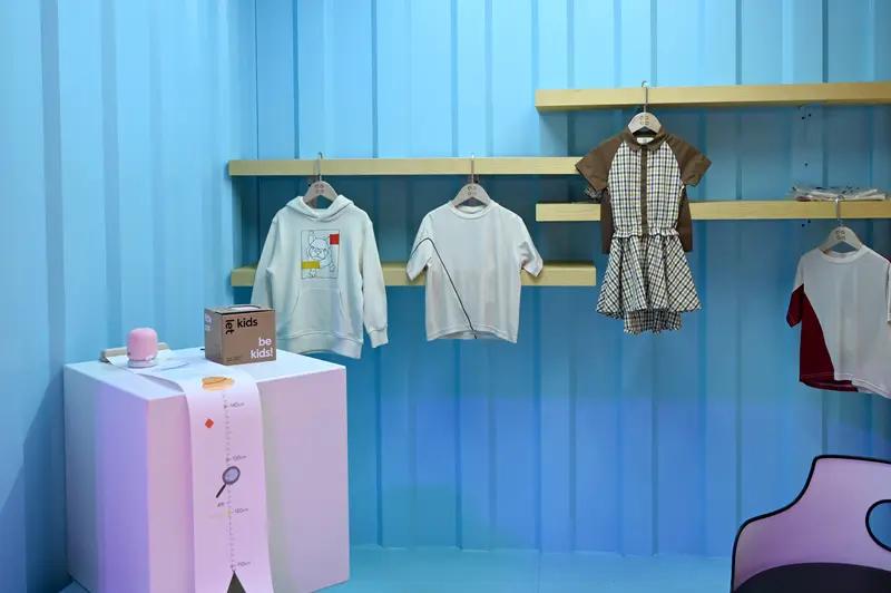 大妈给外孙买衣服隔一年找店家退换货 ，店家：没答应对方，就让我给她卖掉。11月4