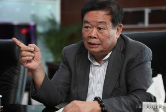 2015年，曹德旺拿出100万给一个小女孩换肾。可谁知，小女孩治愈后，却给曹德旺