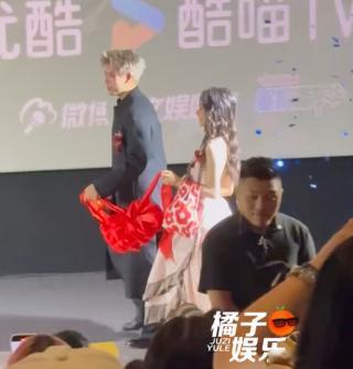 陈飞宇王影璐结婚入场剧宣的创意环节。他俩的造型配着现场的喜字，手里红绣球捏得紧，