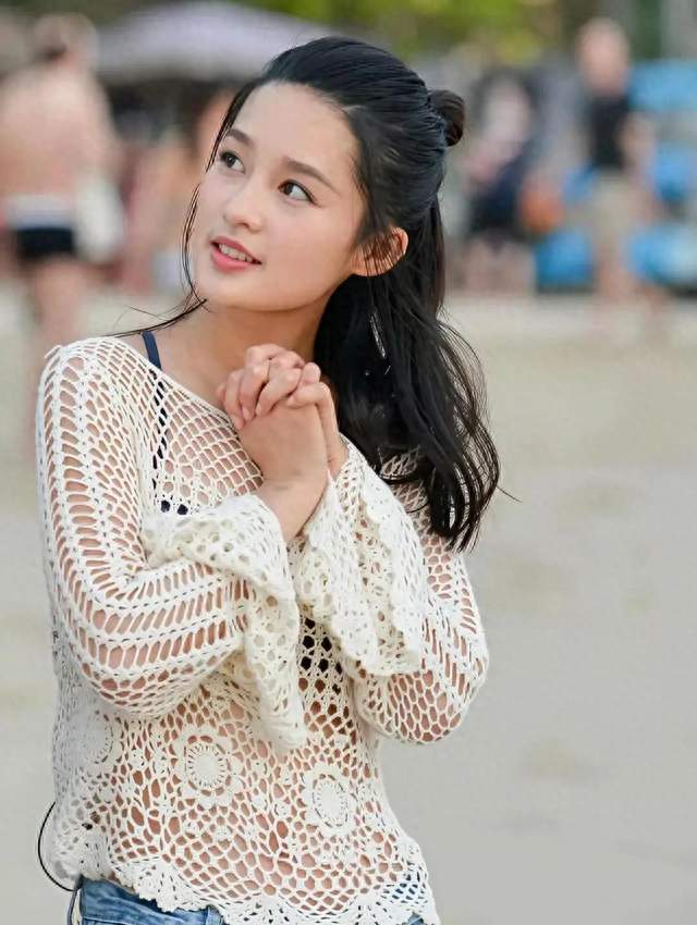李沁沙滩随拍，脚丫儿真是白得耀眼，满满的夏日少女感