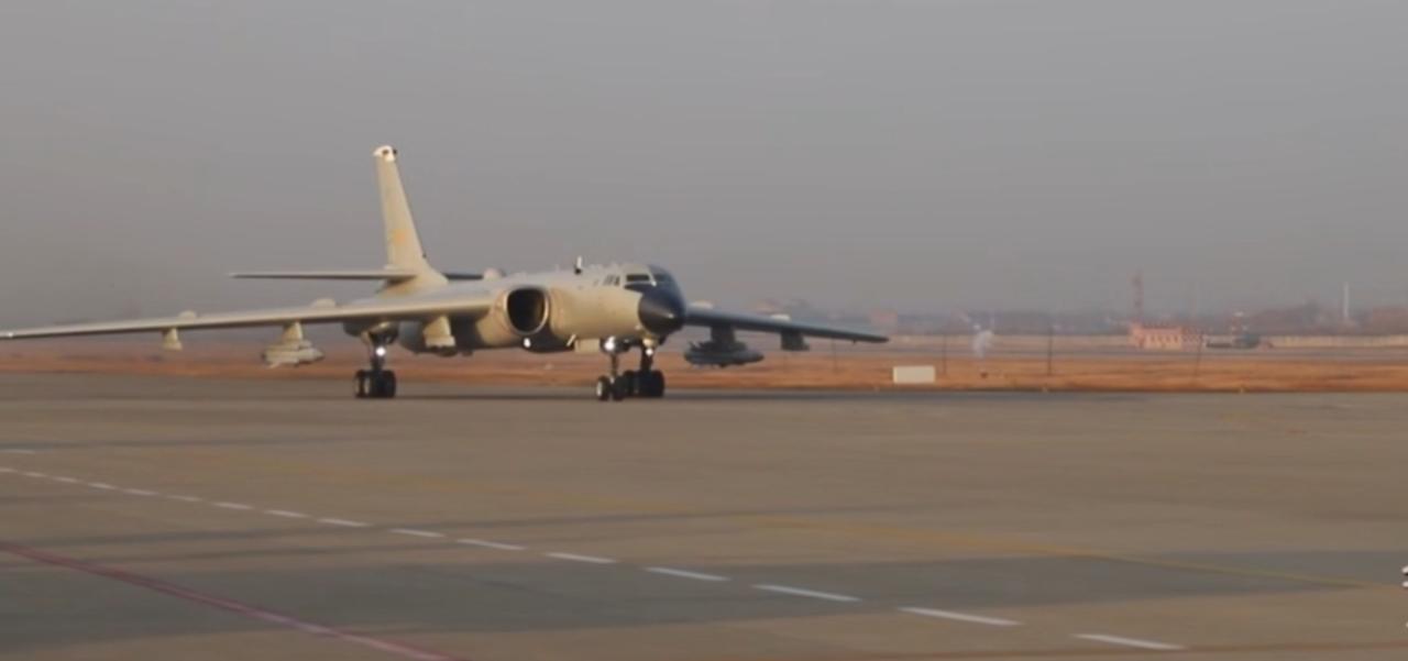 “正义使命-2025”行动中，轰-6轰炸机列阵待飞，展现空中打击硬实力；台海空域