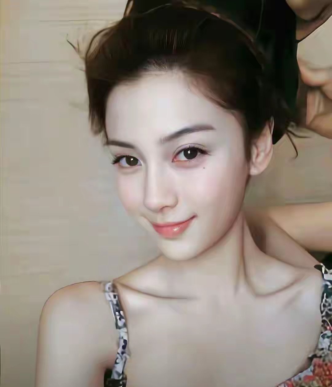 长成这样很难不被星探发现吧？黄晓明不知道有没有偷偷后悔 