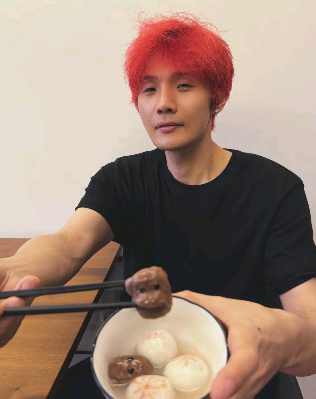 李荣浩公开喊话单依纯，
说她在演唱会上未经授权，
唱了自己的《李白》。

更离谱