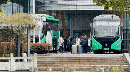 国乒出发了，
莎莎和队员们再次踏上世界杯的征程，
估计河对岸的家人们也该撤了，