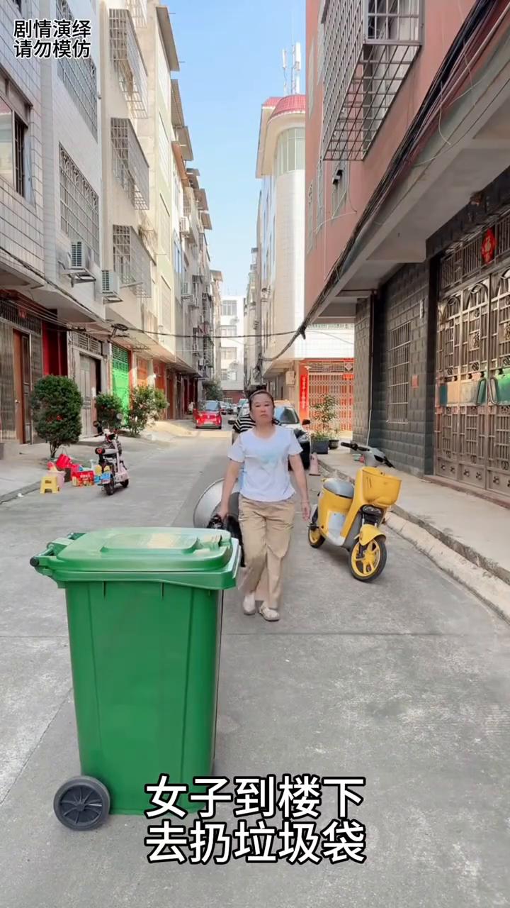 女子巧妙把垃圾袋扔到桶里，这一幕真的太有才了。
女子到楼下去扔垃圾袋，只见她走到