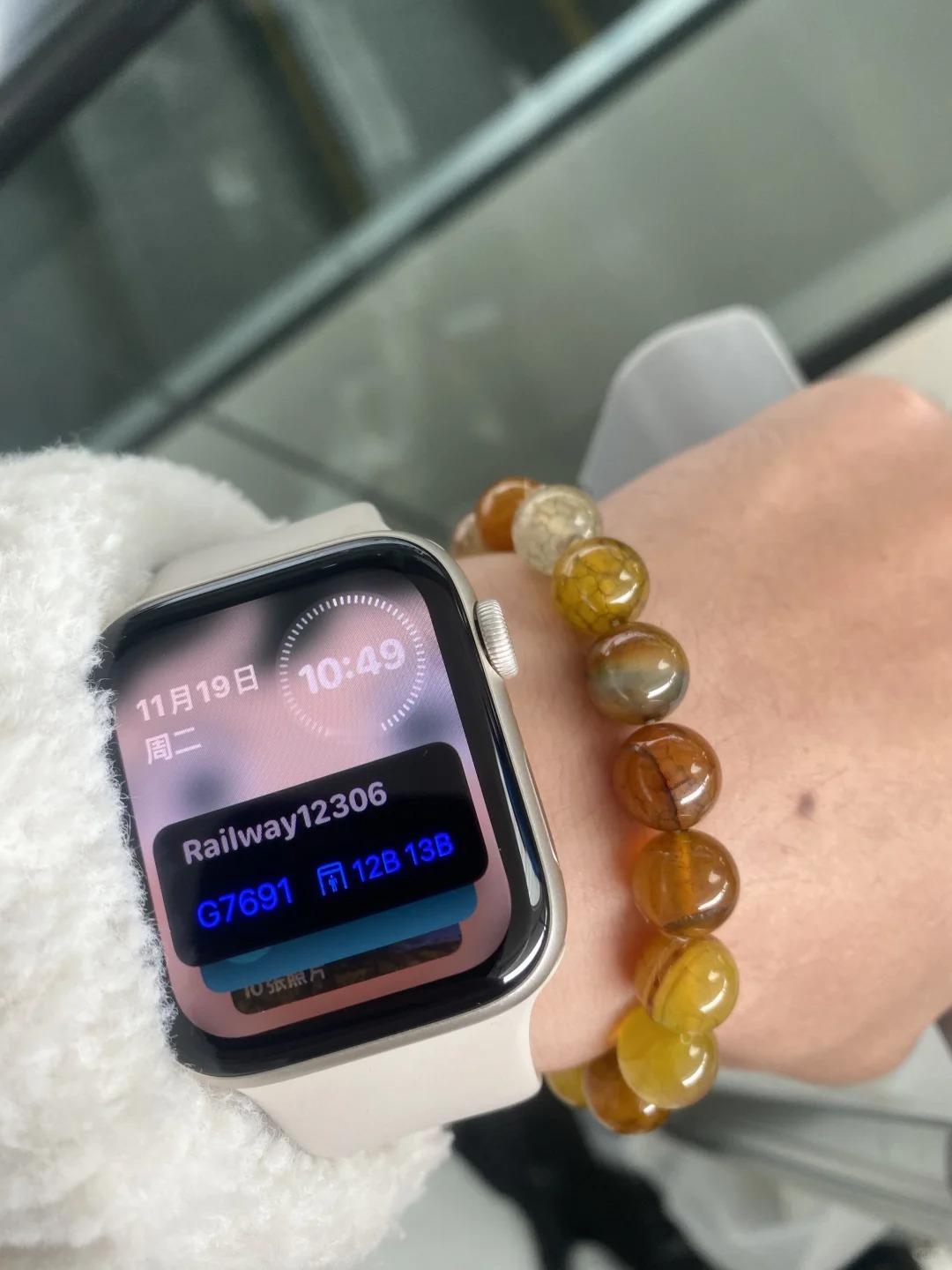 iwatch这个功能很实用，手表打开实时活动通知，会自动从iPhone镜像过来，