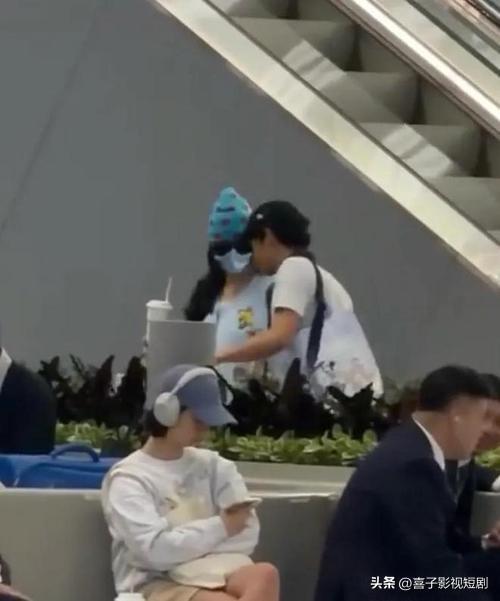 近日，张柏芝现身机场接大儿子Lucas。她身着简约装束，眼神急切又期待。当高大帅