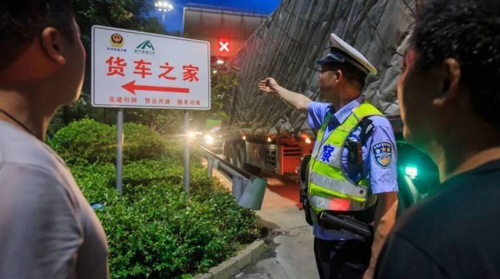 近期，全国多地接连发生高速公路夜间道路交通事故。橙柿互动了解到，对夜间行车疲劳这