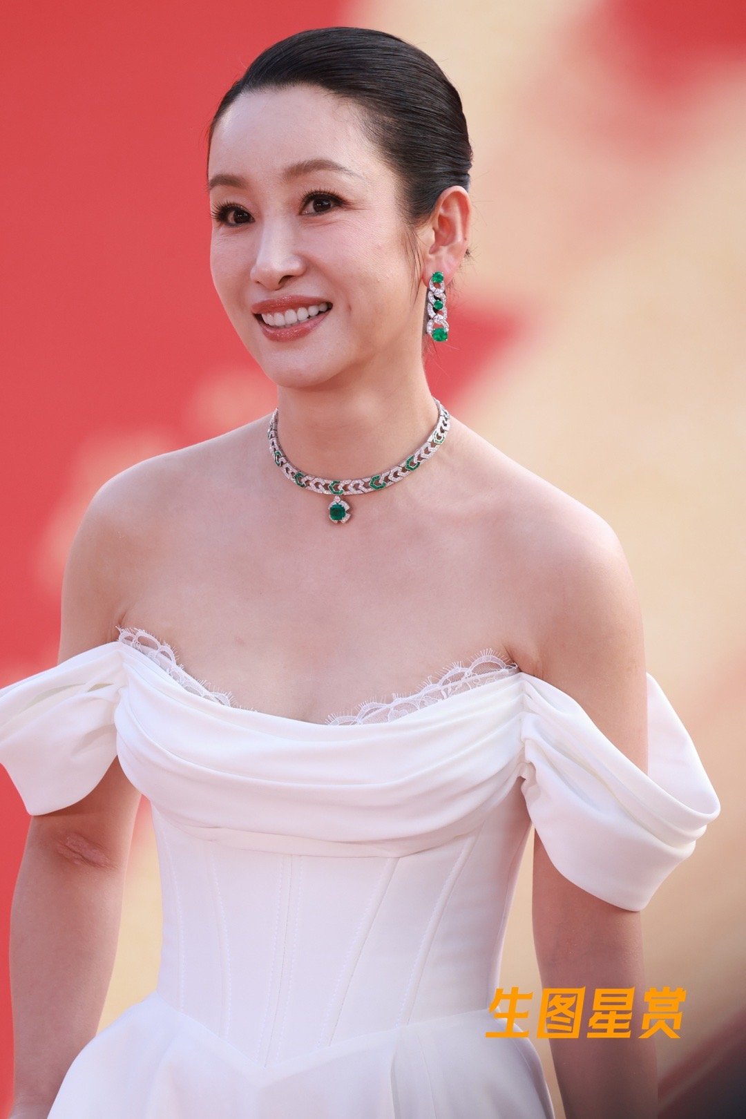 秦海璐亮相北京电影节开幕式，白色抹胸礼服红毯妆造超nice，美的发光的璐姐🤍✨