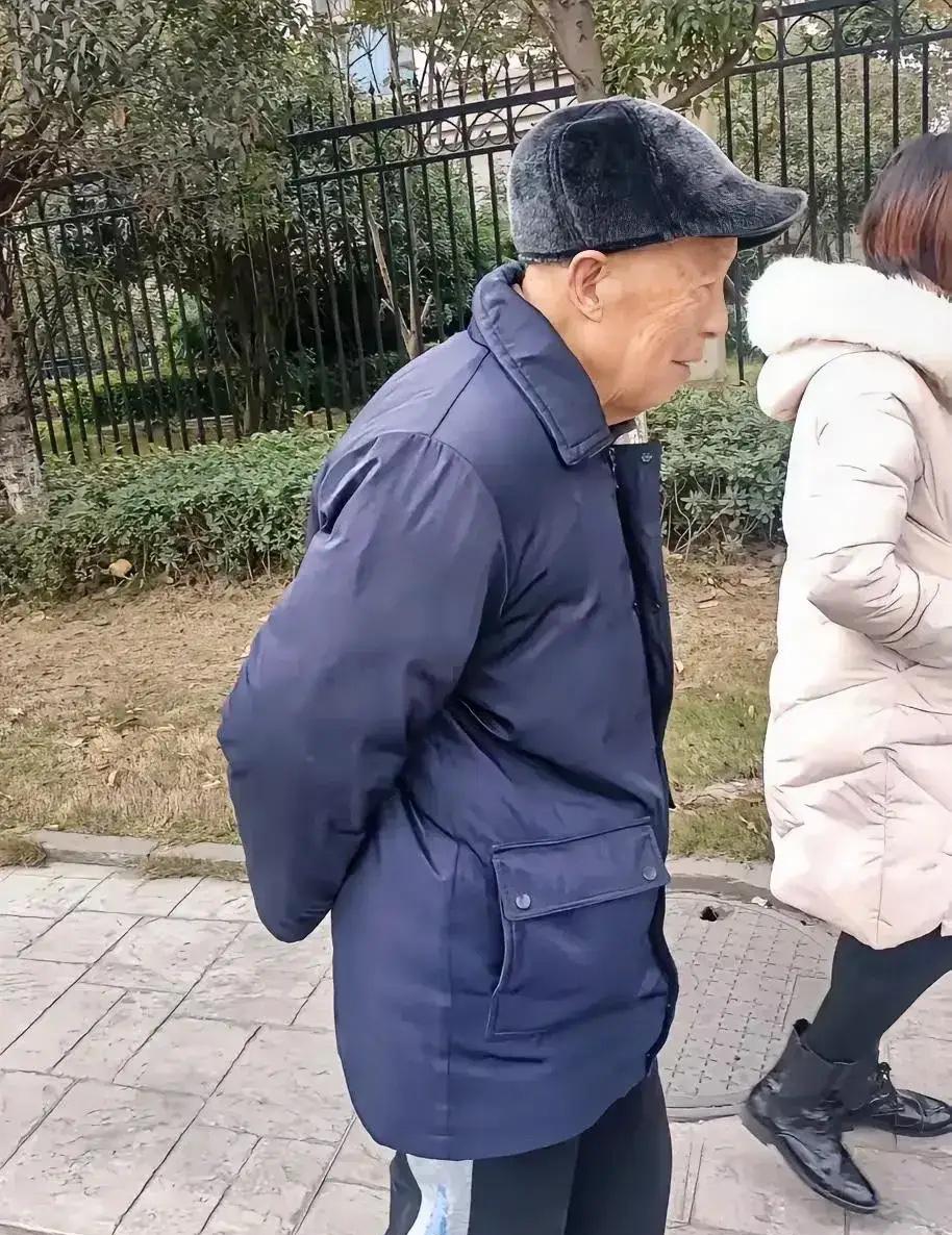 父亲在刚过完九十岁生日时大家在一起陪他聊天，他突然跟我们说：“我只能活四十几天了