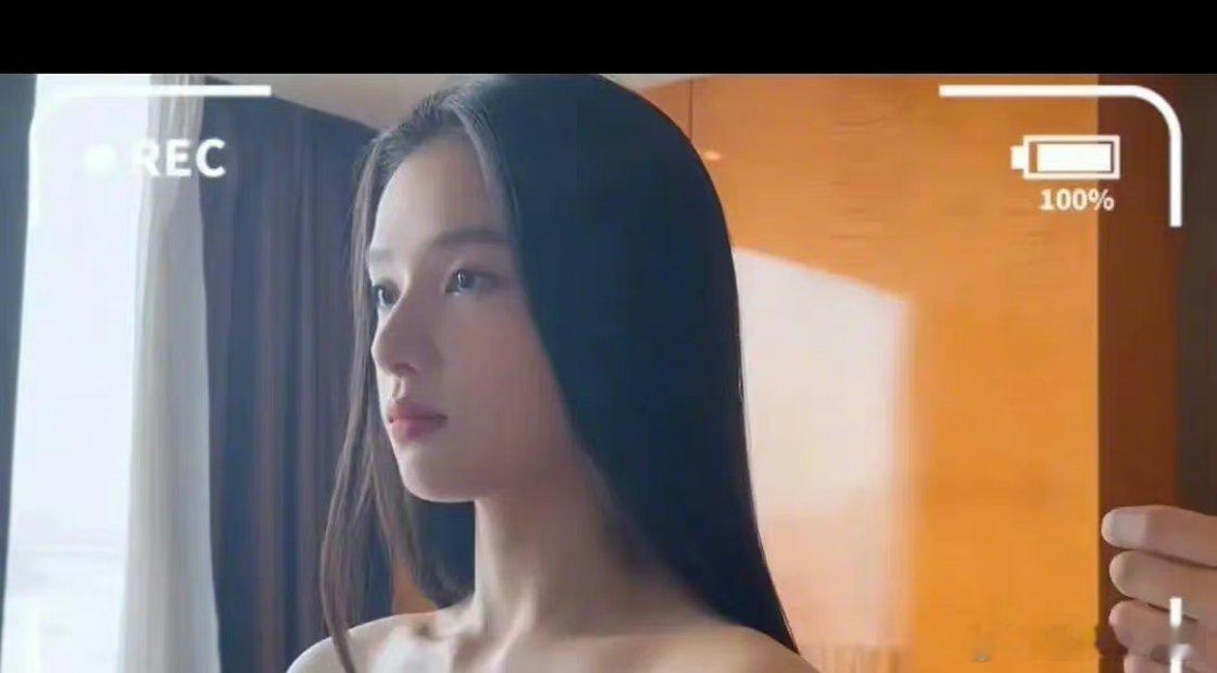 家人们谁懂这张照片啊，真的有一种周也和张婧仪两个人傻傻分不清的感觉[求关注][求