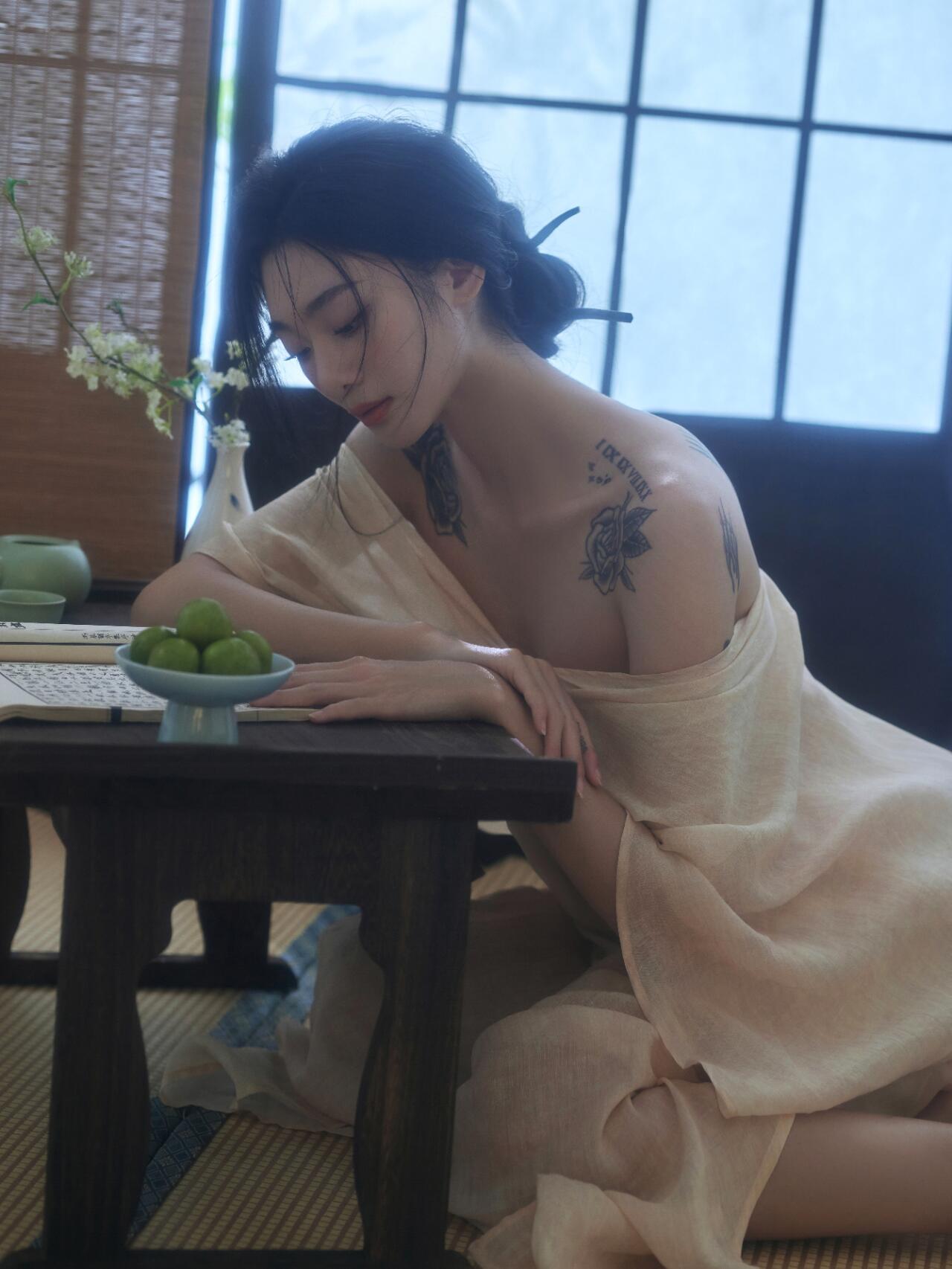 素妆淡服，丰神绝世独具东方雅韵的新中式写真以国风美学为基调🍃用光影渲染氛围裙摆