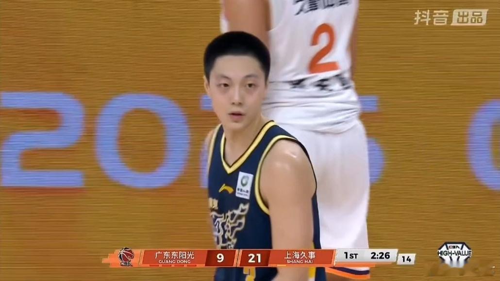 广东男篮首节落后这么多，肯定要上身体强度了，看来又是一场犯规大战。广东男篮vs上