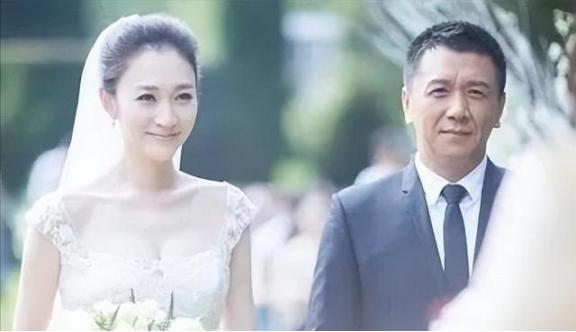 2010年，李小冉被前男友用艾滋针头抵住喉咙吓得她哭泣求饶，他放过了李小冉，转身